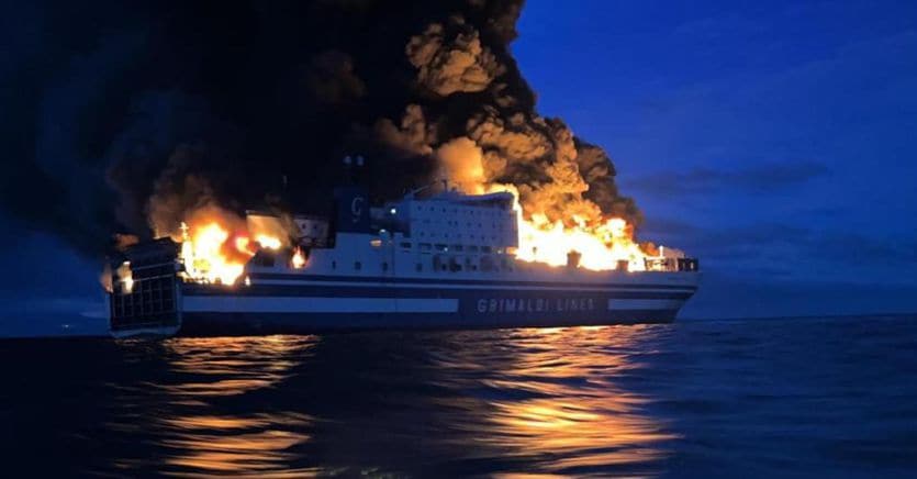 Φωτιά σε πλοίο, ένα άτομο βρέθηκε νεκρό στο πλοίο.  Grimaldi: «Καμία υπερκράτηση»