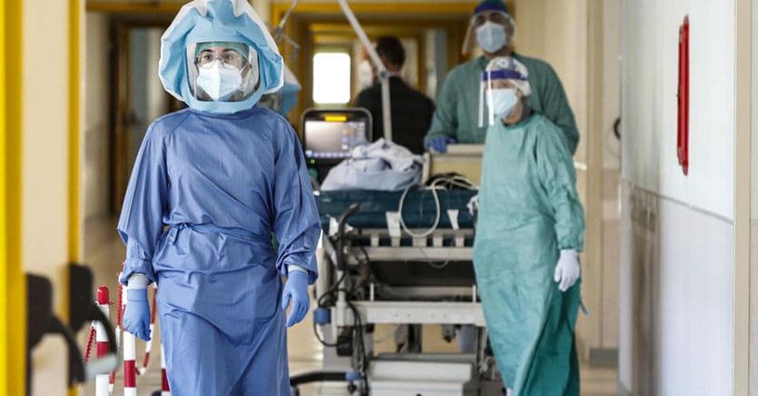 Tre mesi di Omicron: il doppio dei morti di un’influenza e primi casi di Long Covid