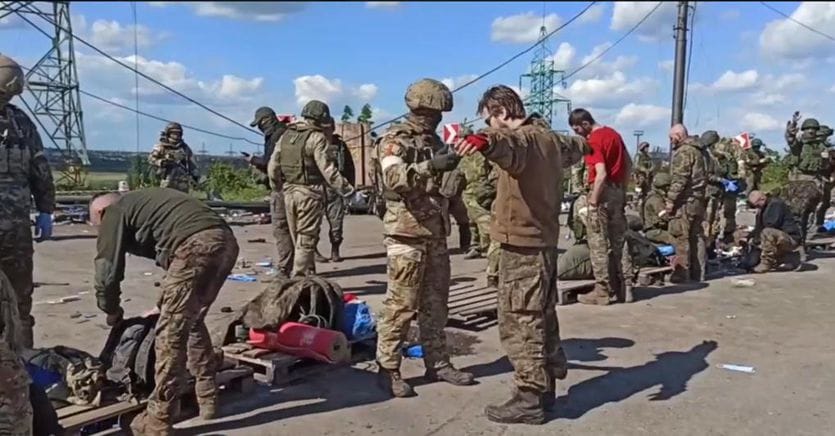 Ucraina ultime notizie. Zelensky: «Negoziati possibili, Mosca ha preservato le vite dei difensori di Mariupol». Incendio in centro spaziale russo