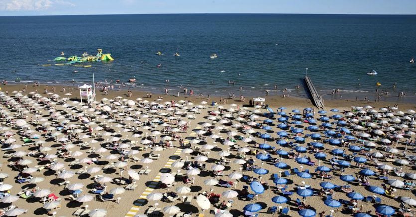 Codacons: estate al mare, una giornata in spiaggia per una famiglia costerà il 12% in più