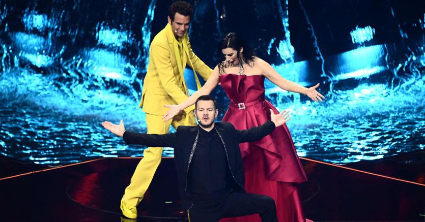 Eurovision Song Contest, duetto pacifista Mika-Pausini. Achille Lauro balla sul toro