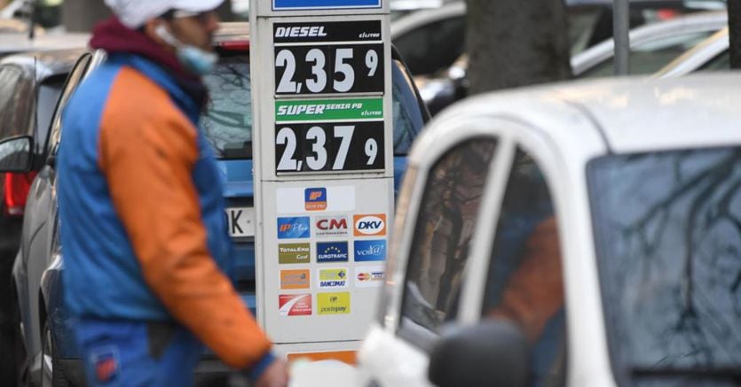 Auto, Itália pede para parar a gasolina em 2035