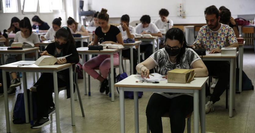 Maturità 2022, uno studente su cinque si sta «attrezzando» per copiare  durante gli scritti - Il Sole 24 ORE