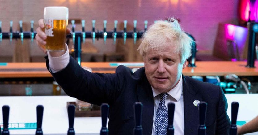 Partigate, Boris Johnson saves himself from mistrust in the House of the Conservative Party