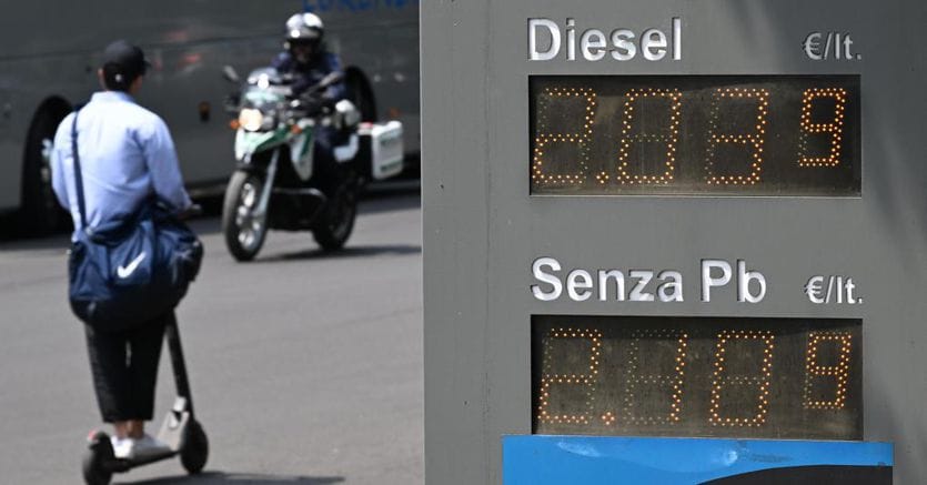 Carburanti, Rincari Senza Fine: Anche Il Diesel Self Sopra I 2 Euro Al ...