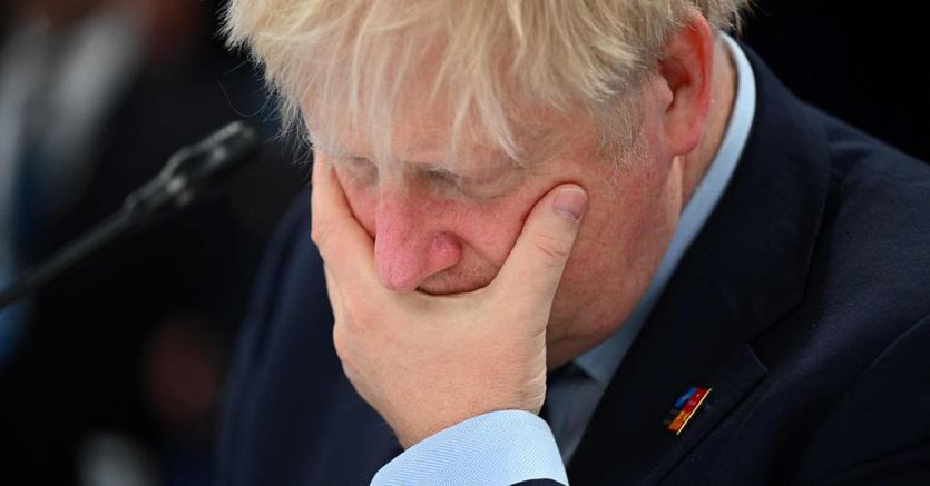 Boris Johnson pronto a dimettersi da leader Tory. Rimpasto per restare in carica fino a ottobre