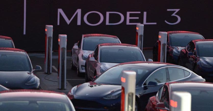 Mercato auto Ue in calo anche a giugno. Suv ed elettriche minimizzano le perdite, Tesla soffre