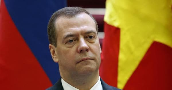 «Europei punite i vostri governi per la loro stupidità». Medvedev entra nella campagna elettorale. E scoppia il caso