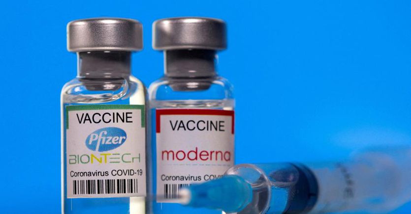 Cambia la lotta al Covid, nuovi vaccini anti-varianti e la quarantena si riduce