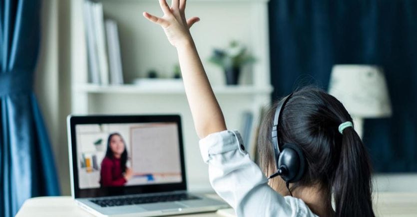 Scuola, niente Dad per gli alunni positivi e nessun controllo della febbre all’ingresso