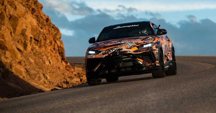 Lamborghini Urus, la nuova serie prima di debuttare stacca il record alla Pikes Peak