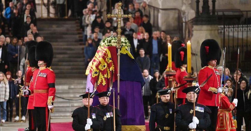 Funerali della Regina, Londra blindata. Chiusa al pubblico la camera ardente