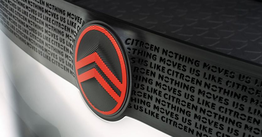 Citroën cambia il suo logo del double chevron e lo svela con un inedita concept