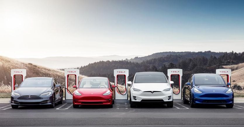 Tesla, energia elettrica alle stelle: aumenta i prezzi nei supercharger