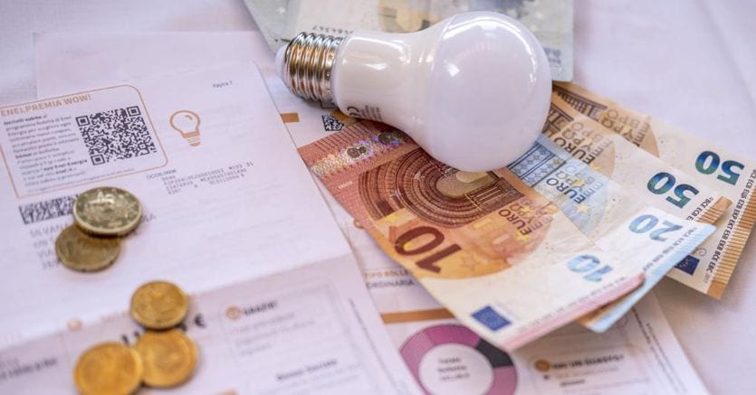 Bollette luce, fino a 1.100 euro in più per le famiglie in un anno