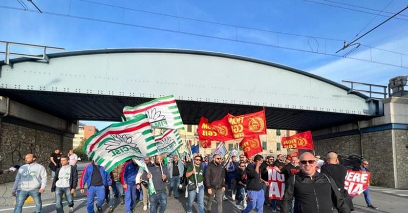 Ansaldo Energia, the strike blocks Genoa.  Closed highway