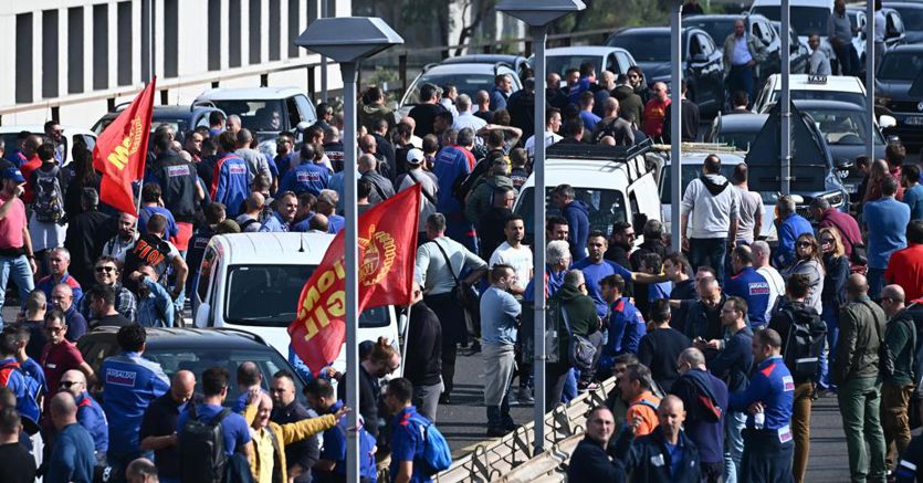 Ansaldo Energia, workers on strike block the Genoa airport