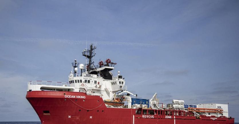 Το σκάφος Ocean Viking ζητά βοήθεια από τη Γαλλία, την Ελλάδα και την Ισπανία.  «Η Ιταλία και η Μάλτα δεν ανταποκρίνονται»