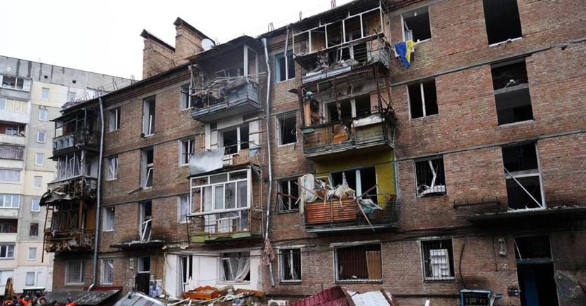 Media, civili in fuga da Kherson bombardata di continuo. Vaticano: sempre pronti a offrire tavolo di pace