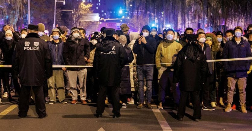 Cina in piazza tra scontri e proteste contro la politica “zero Covid”