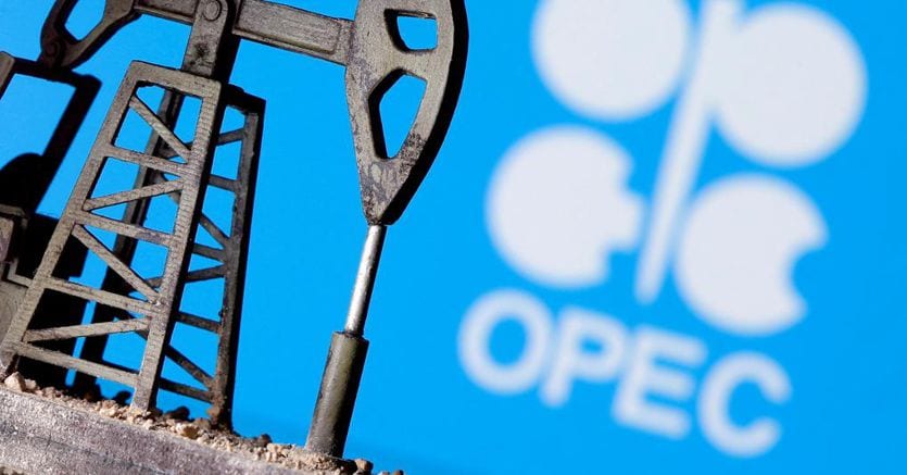 Petrolio, l’Opec+ mantiene invariata la produzione. Mosca:?non rispetteremo il price cap