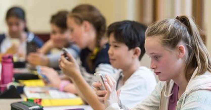 Gli studenti usano le AI per copiare? Ovvio! È la Scuola deve