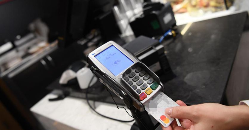 Pagamenti, ai commercianti costa di più il contante che bancomat e carte di credito