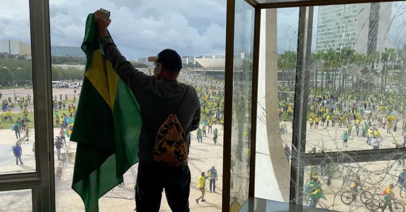 Brasil y simpatizantes de Bolsonaro irrumpen en el Parlamento: detenciones.  Lula: “Terrorismo” El expresidente se defiende