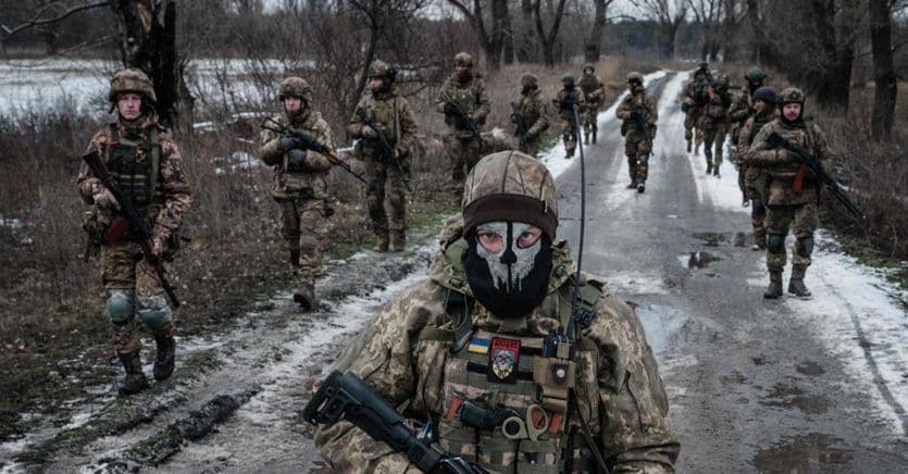 Ucraina, ultime notizie: Zelensky pronto a rimuovere il ministro della Difesa. Bombe su Kharkiv