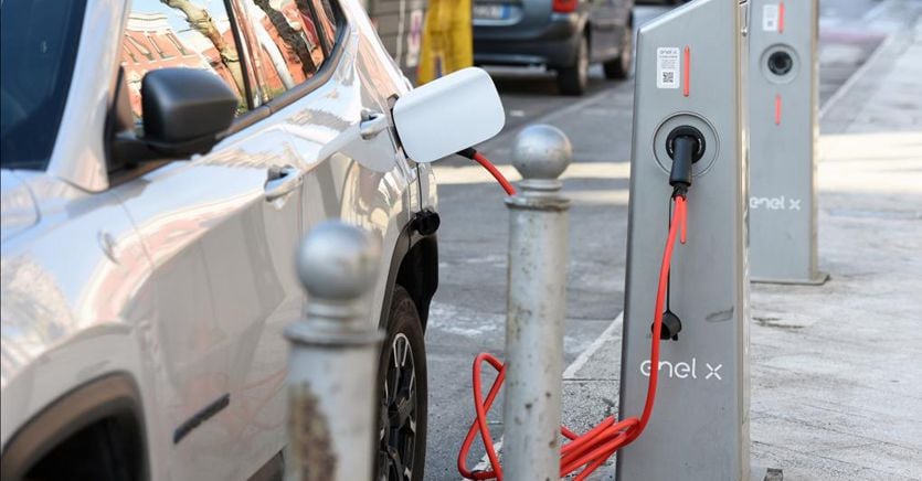 Ricarica auto elettrica in Italia, crescono i punti dove caricare