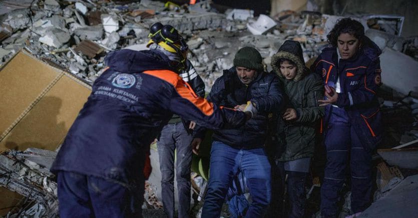 Terremoto, ultime notizie. Turchia e Siria, il bilancio delle vittime sale a 24mila morti