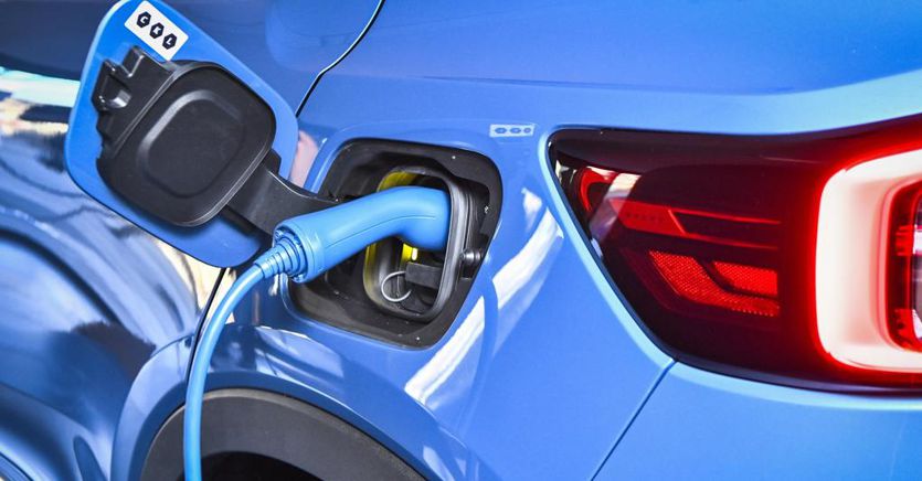 Auto, ok du Conseil de l’UE pour arrêter l’essence et le diesel à partir de 2035. L’Italie s’abstient