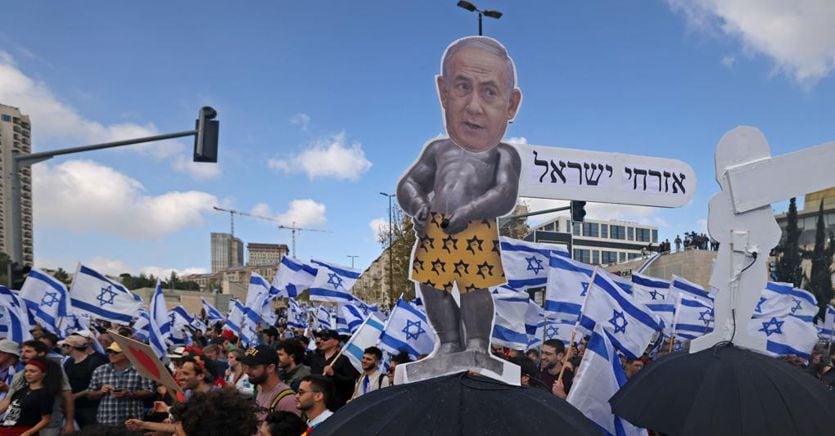 Israele nel caos:?paese bloccato, chiudono ambasciate e Borsa. La destra accetta di congelare la riforma