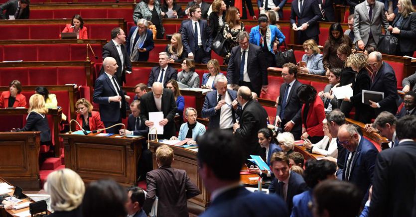Frankreich stellt der Regierung keinen Misstrauensantrag.  Zusammenstöße in Paris, 101 Verhaftete