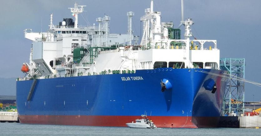 Gas, first load of LNG arrived in Piombino.  Transshipment started