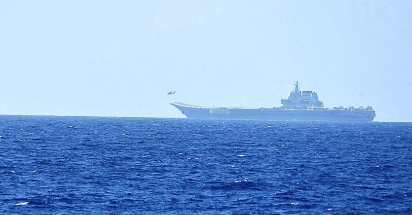 Un porte-avions chinois traverse le détroit de Taiwan
