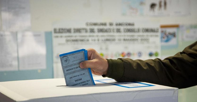 Ballottaggi, affluenza in calo al 37,5%. Voto fino alle 15. Primo turno in Sicilia e Sardegna