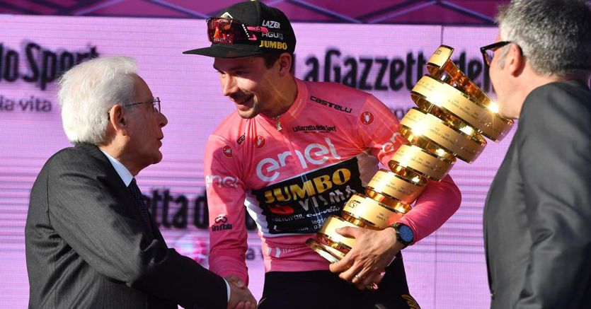 A Roma guizzo vincente di Cavendish. La maglia rosa Roglic premiata da Mattarella