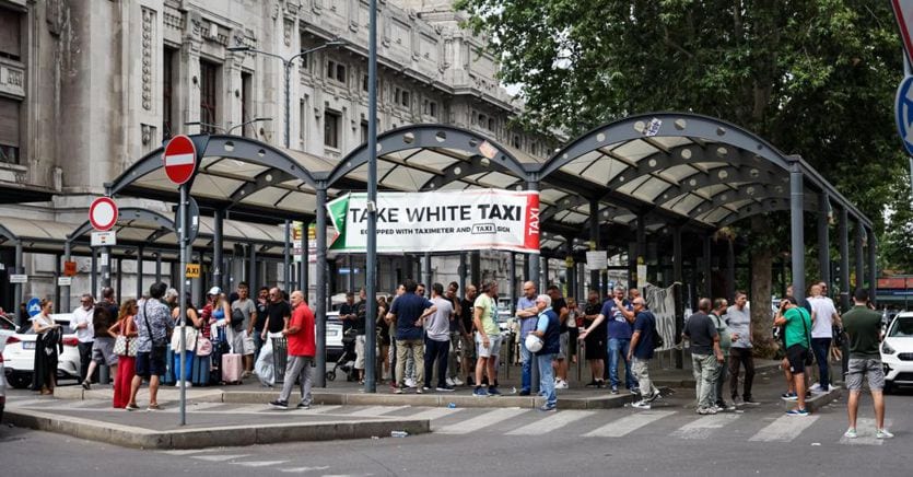 Taxi, the tender for double guides and revision of shifts has reopened in Milan