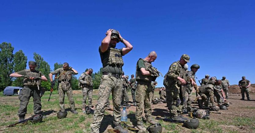 Bombe russe sul Kherson: feriti 5 civili, inclusi 2 bambini Bombe russe sul Kherson: feriti 5 civili, inclusi 2 bambini