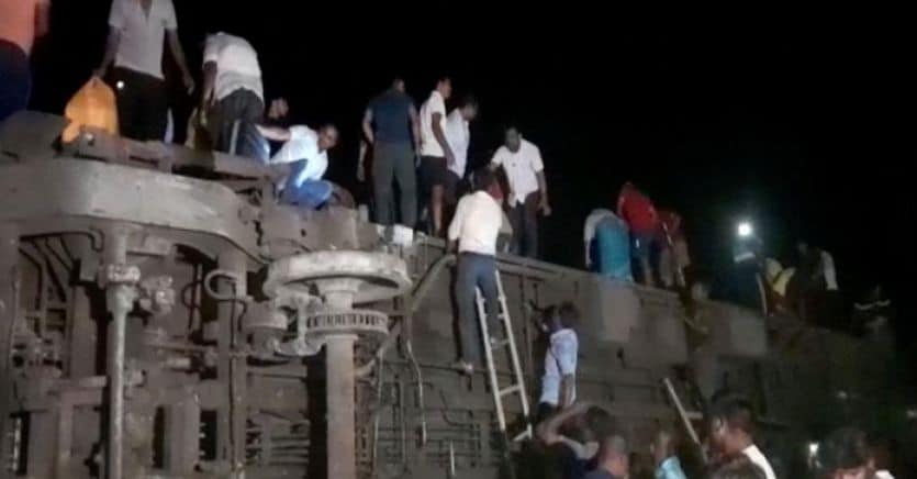 India, scontro tra treni: 132 feriti, si temono 50 morti