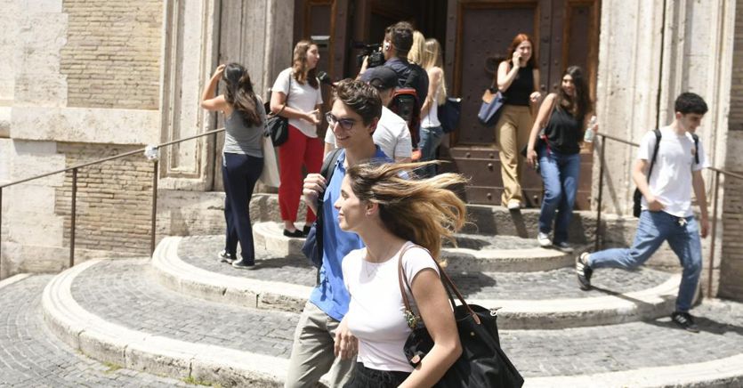 Maturità, quasi uno studente su cinque si sta attrezzando per copiare agli  scritti - Il Sole 24 ORE