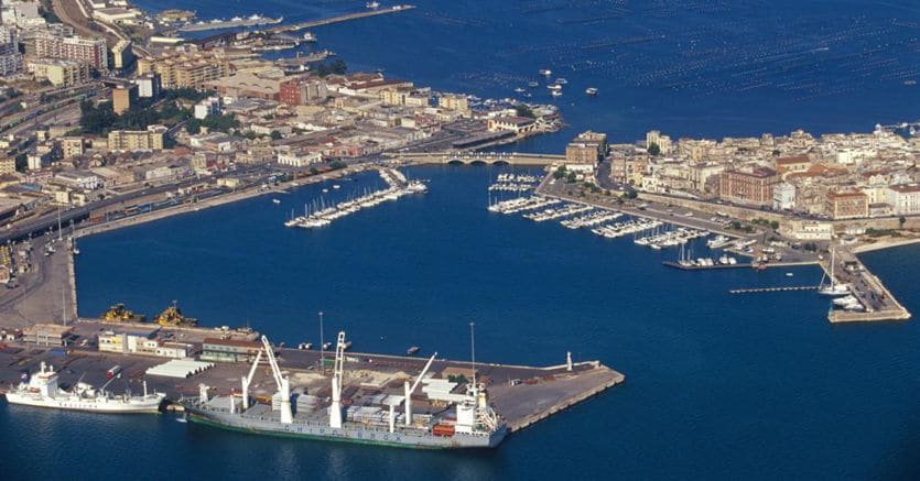 The port of Taranto restarts dredging to have more container traffic