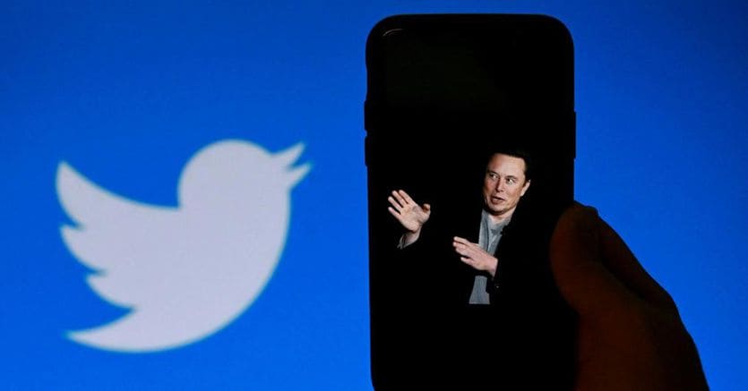 Musk: "Twitter low on funds, advertising down 50%"