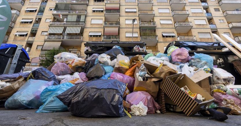 Waste in Rome: from fighting absences to fuel theft, the difficult management of Ama