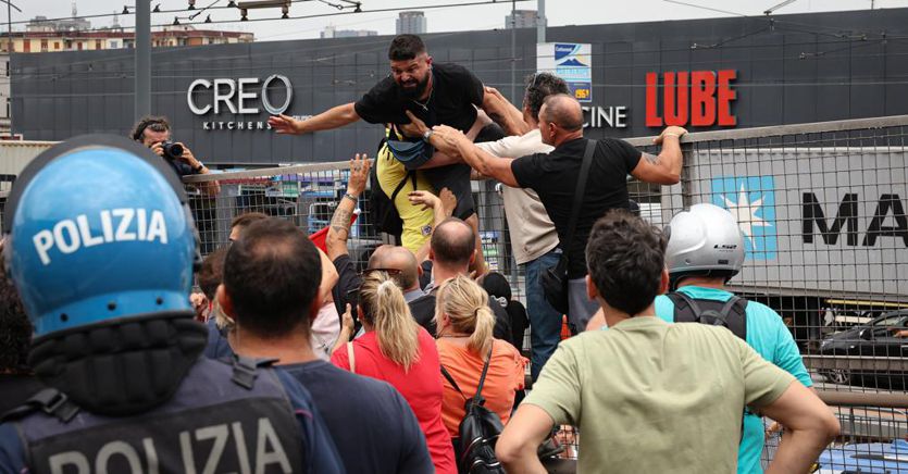 Reddito Di Cittadinanza, A Napoli Momenti Di Tensione Tra Manifestanti ...