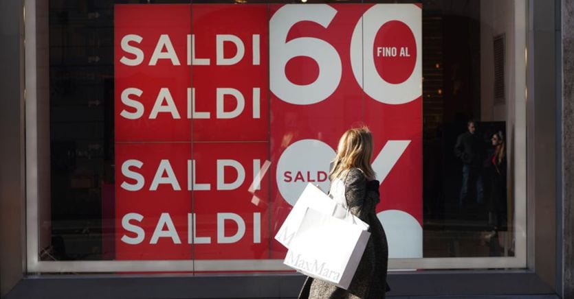 Estate tiepida per i saldi grazie allo shopping dei turisti stranieri