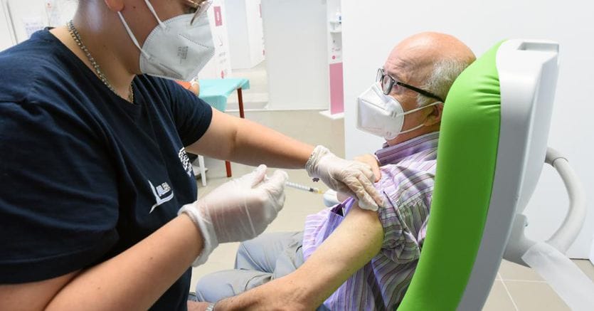 Nuovo vaccino Covid adattato alle varianti: da fine settembre per over 60 e fragili