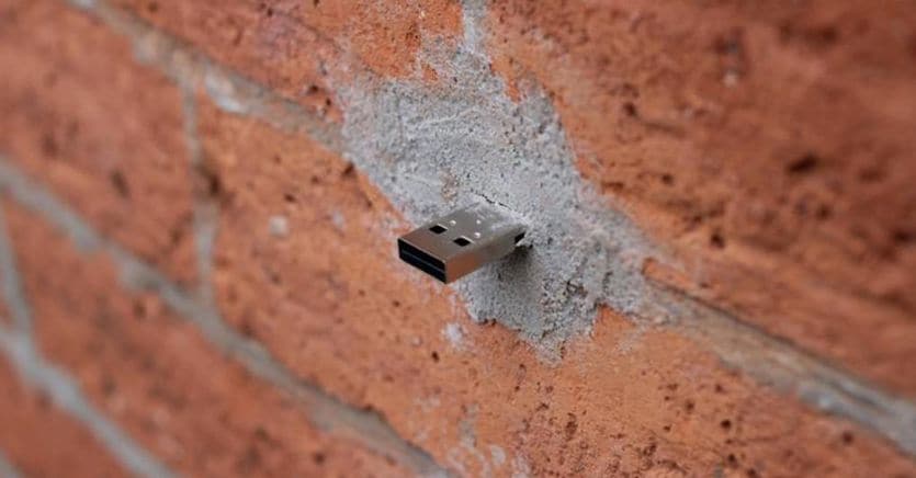 Dead Drop: il fenomeno delle chiavette Usb nel muro torna anche in Italia