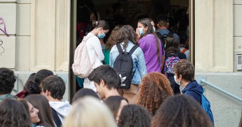 Covid, dalla scuola al lavoro ipotesi mascherina e smart working per positivi asintomatici